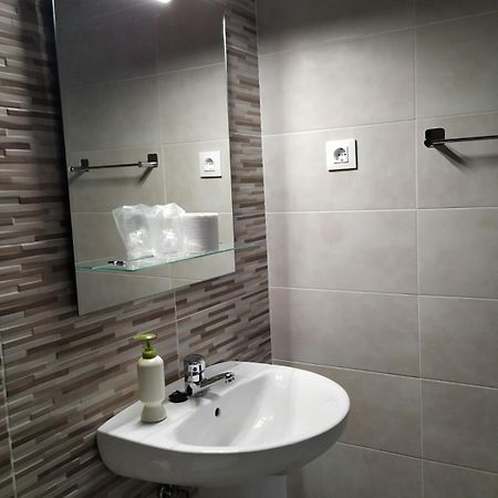 Hostal Cuatro Torres Madryt Zewnętrze zdjęcie