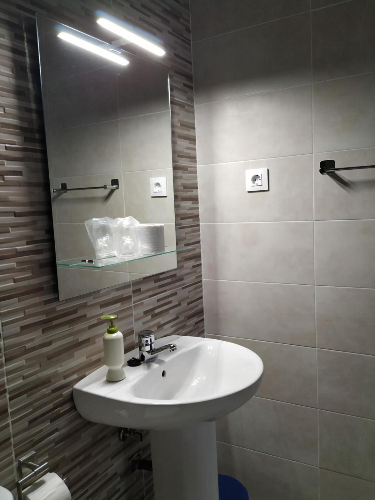 Hostal Cuatro Torres Madryt Zewnętrze zdjęcie